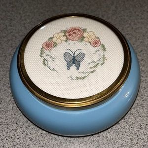 Vintage trinket box is by Framecraft made in the UK